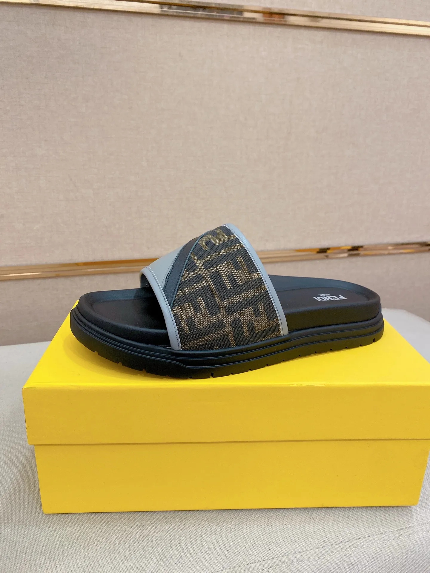 Factory price: 320💰 [Fendi Slippers] High-end brand of men's shoes, official website 1:1 latest masterpiece: original mold customization, the fabric is made of imported original materials, upgraded outsole, lighter and non-slip. The market's top quality, simple yet tasteful, a must-have for fashionistas, fashionable at your feet, full of confidence, the same style at the counter 👍The season of summer slippers is here. Code: 38-44 (45 is custom-made and cannot be returned or exchanged)